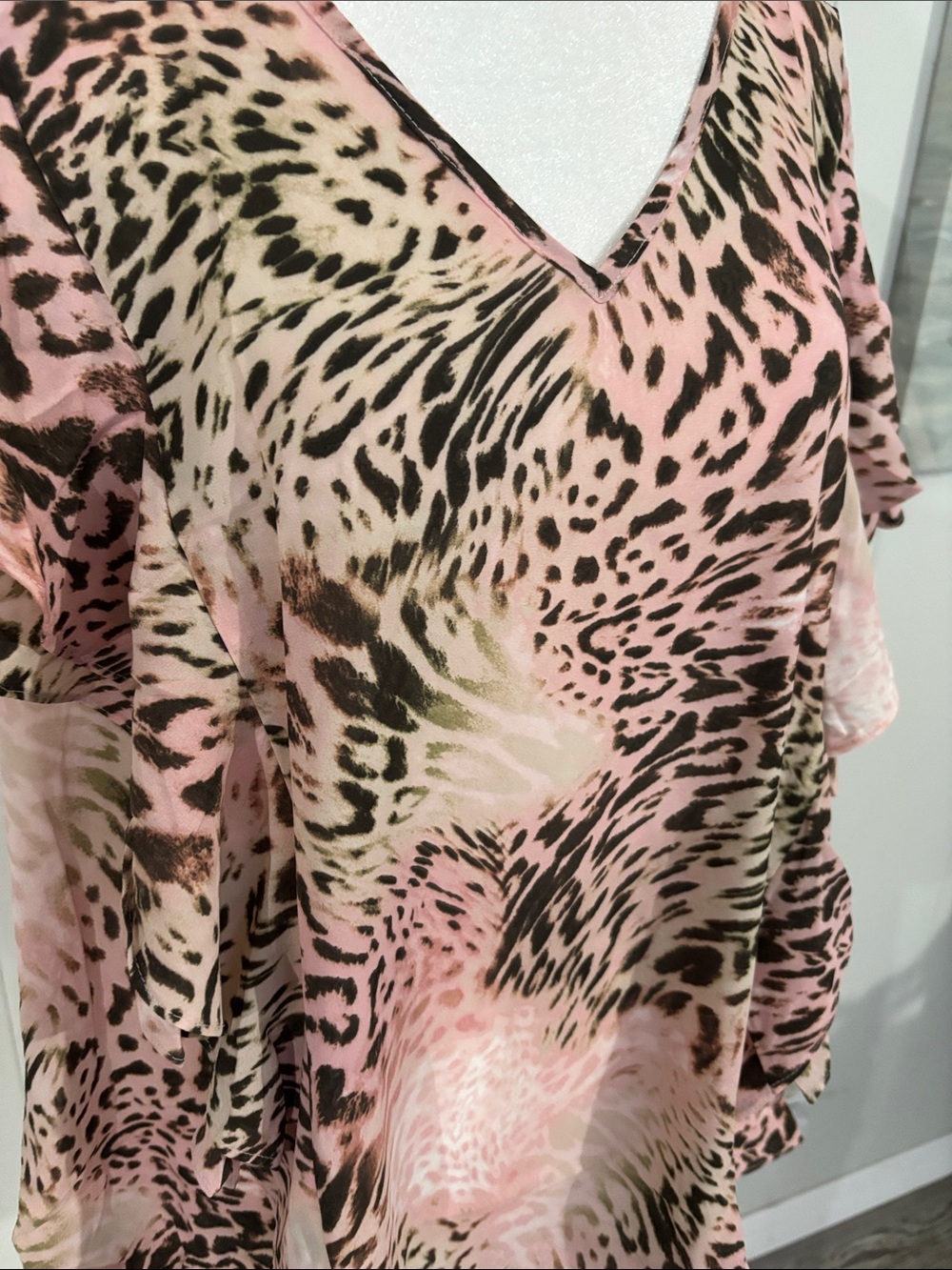 Jennifer Lopez Pink Leopard Print V-Neck Ruffle Sleeve Top - Picture 3 of 5